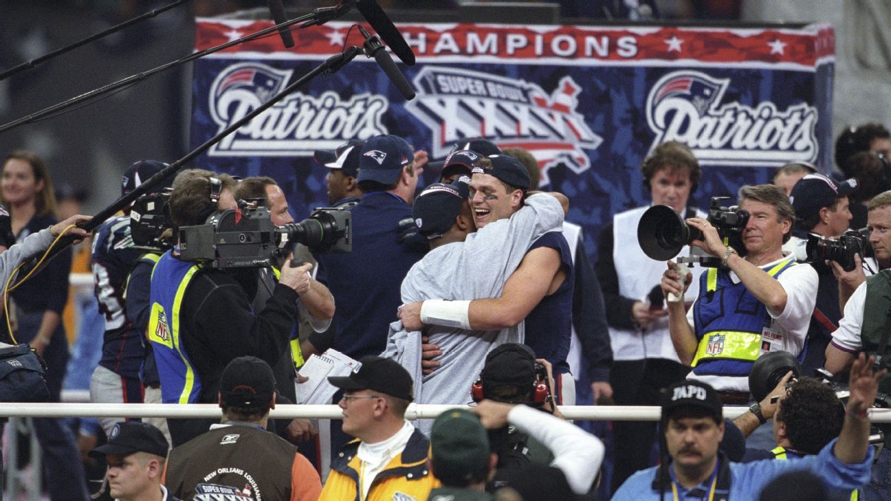 Tom Brady dirigi� una de las mayores sorpresas en la historia de la NFL cuando gui� a los New England Patriots al triunfo sobre los St. Louis Rams en el Super Bowl XXXVI, el primer campeonato en la historia de la franquicia.