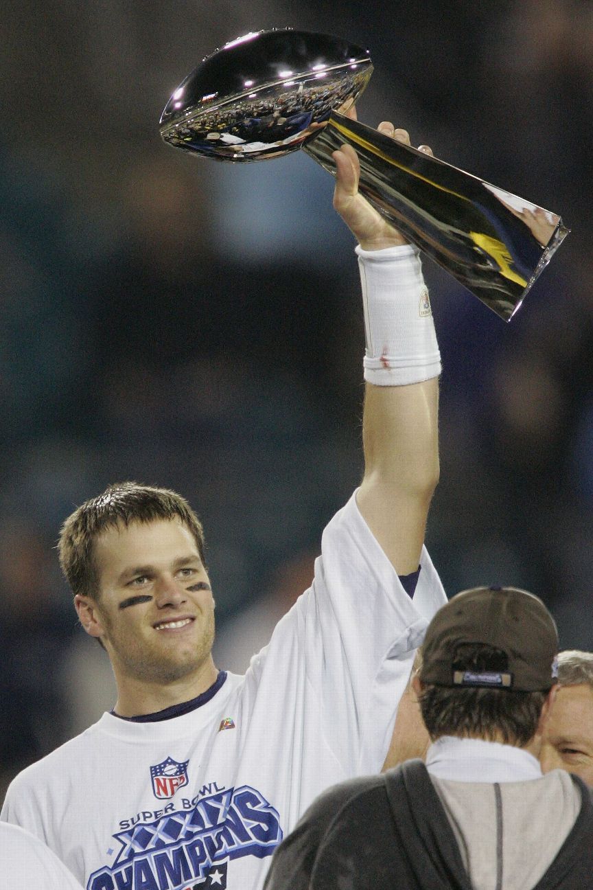 Tom Brady convirti� a los New England Patriots en el �ltimo bicampe�n de la NFL con el triunfo 24-21 sobre los Philadelphia Eagles en el Super Bowl XXXIX.