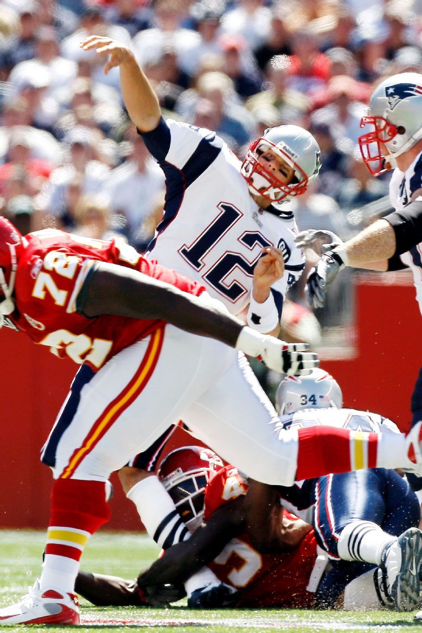 La lesi�n m�s grave en la carrera de Tom Brady ocurri� en el 2008, cuando el profundo de los Kansas City Chiefs, Bernard Pollard, le rompi� los ligamentos cruzado anterior y medial colateral de la rodilla izquierda, margin�ndolo por toda la temporada.