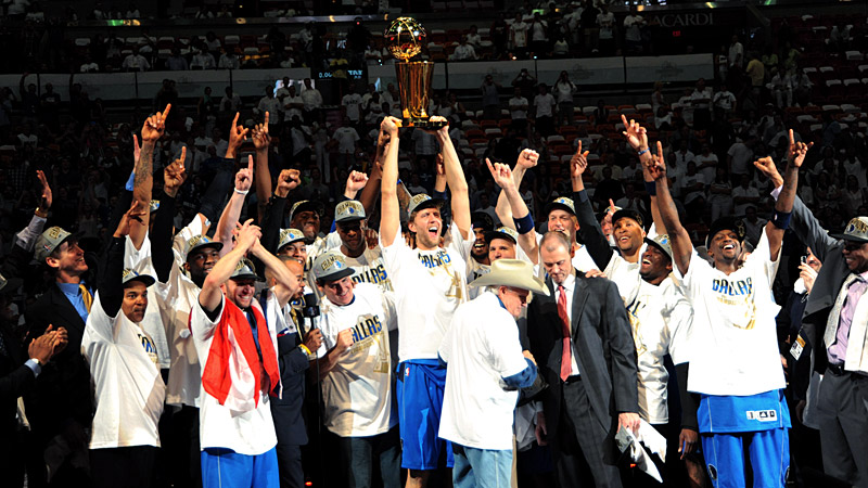 Mavs with Trophy