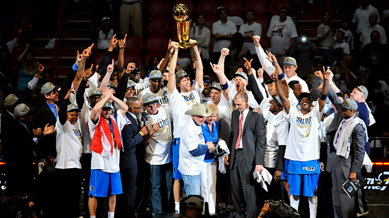 Mavs With Trophy