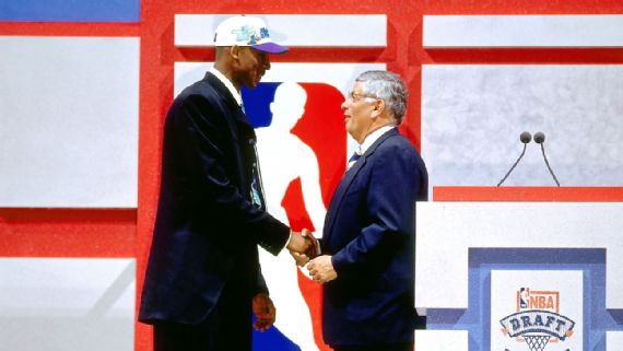 SportsCenter - Kobe Bryant was drafted 13th overall by Charlotte Hornets in  1996 before LA Lakers acquired his draft rights. #MambaMoments