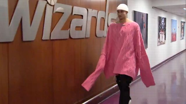 Video: Kyle Kuzma wears flamboyant coat-like outfit and walks the runway at  New York Fashion Week, fans post hilarious reactions about the outfit