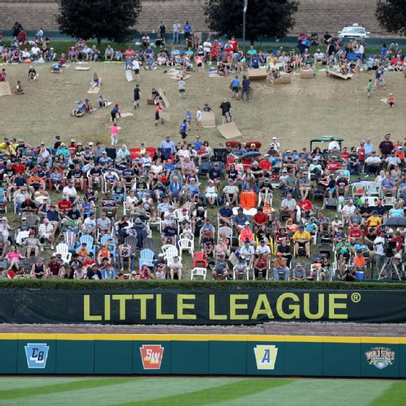 they brought back the LITTLE LEAGUE WORLD SERIES game 😍 