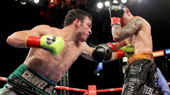 Julio Cesar Chavez Jr. throwing a body jab