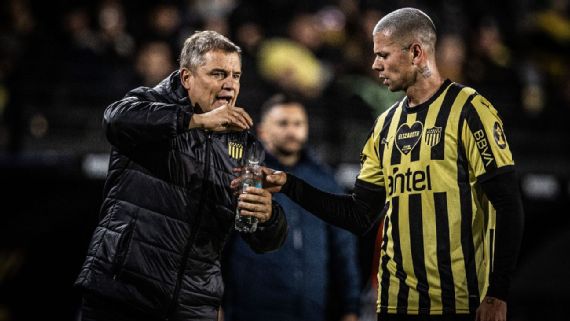 aguirre da indicaciones a Leo Cohelo