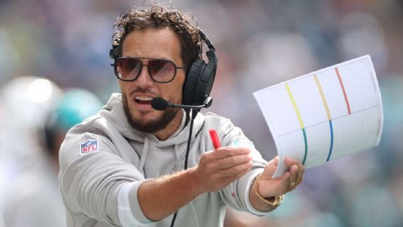 Mike McDaniel on the sidelines