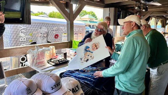 John Daly with Larry Stetlow, a fan who gifted Daly one of his paintings.