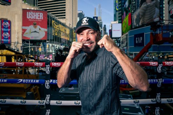 Oscar De La Hoya at the Times Square event