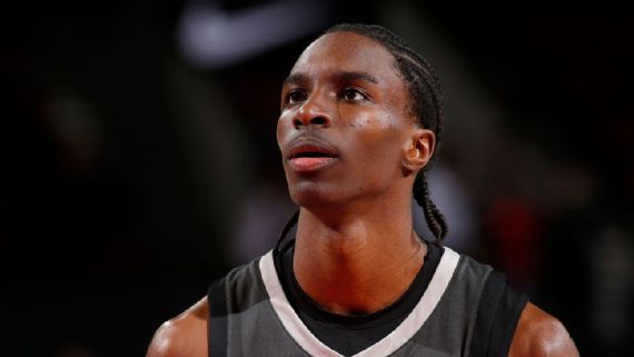 Dame Sarr playing basketball