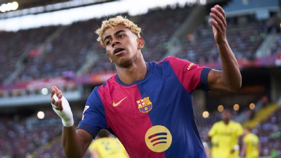 Lamine Yamal in Barcelona kit