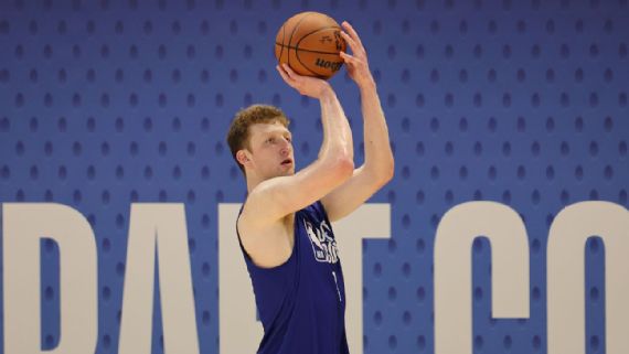 Danny Wolf playing basketball