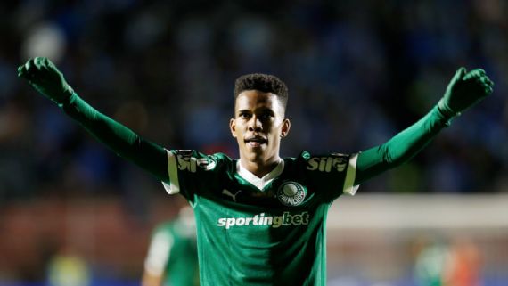 Estevao willian in action for Palmeiras