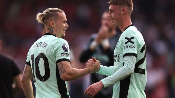 Cole palmer in Chelsea kit