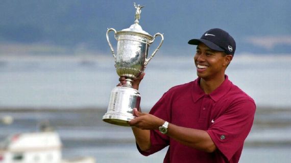 Tiger Woods levanta troféu no US Open de 2000