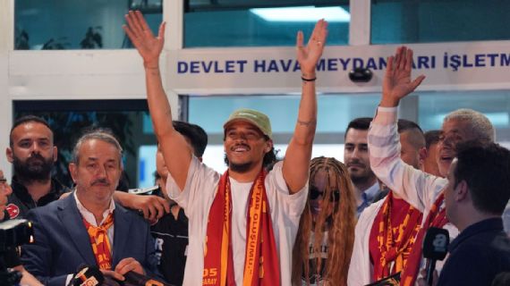 Leroy Sane arriving in ⁢Istanbul to finalize his transfer to Galatasaray.