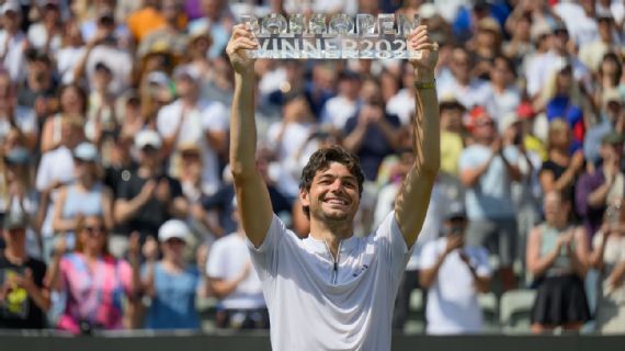 Taylor Fritz celebrates‍ his Stuttgart Open title after defeating Alexander Zverev.