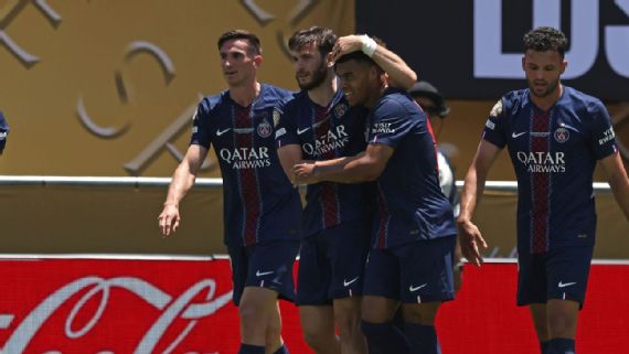 Paris ⁤Saint-Germain celebrates their 4-0 victory over Atlético Madrid.