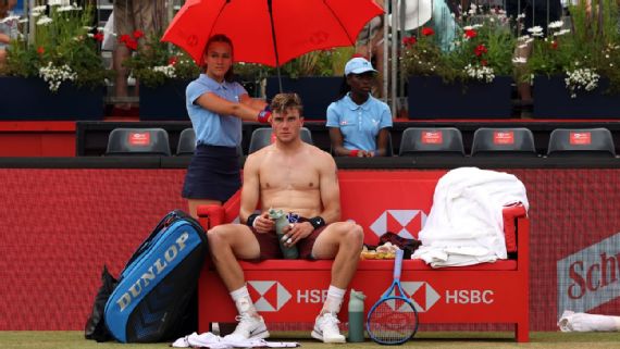 Jack Draper using ice packs at Queen's Club