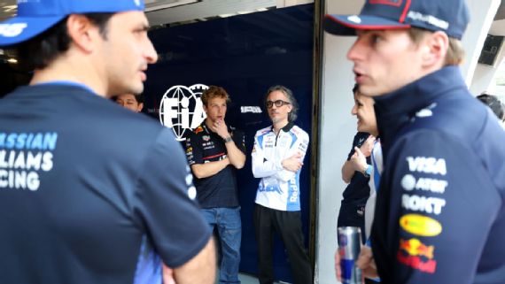 Laurent Mekies e Max Verstappen nel paddock.