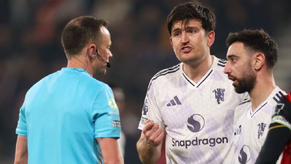 Harry Maguire et Bruno Fernandes parlent avec l'arbitre.