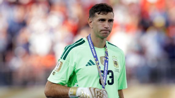 Emi Martínez celebrates victory with Argentina in 2022.