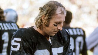 Raiders great Fred Biletnikoff shows Peyton Manning the magic of