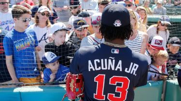 Fans, MLB players dish on autograph etiquette at 2023 spring training