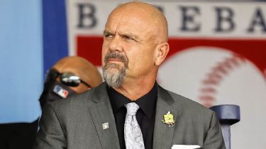 Fans love Hall of Famer Larry Walker's SpongeBob shirt choice