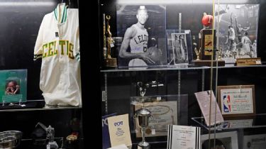 Bill Russell memorabilia nets more than $5.3 million at auction - ESPN