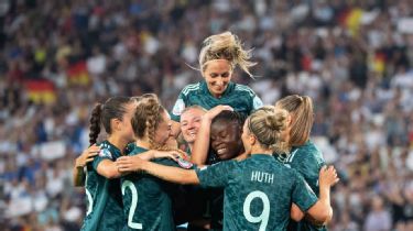 ESPN FC on X: The German men's national team will play in the women's  national kits against England tonight to show their support ahead of the  women's Euros next month 