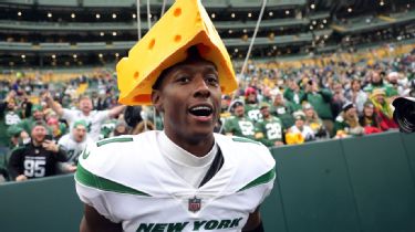 Jets CB Sauce Gardner's celebratory cheesehead knocked off by Allen Lazard  - ABC7 New York