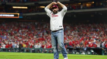 WATCH: Jason Kelce dances with the Phanatic, crushes beer during epic NLCS  Game 3