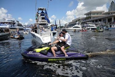 Stanley Cup dented amid Tampa Bay Lightning's second boat parade