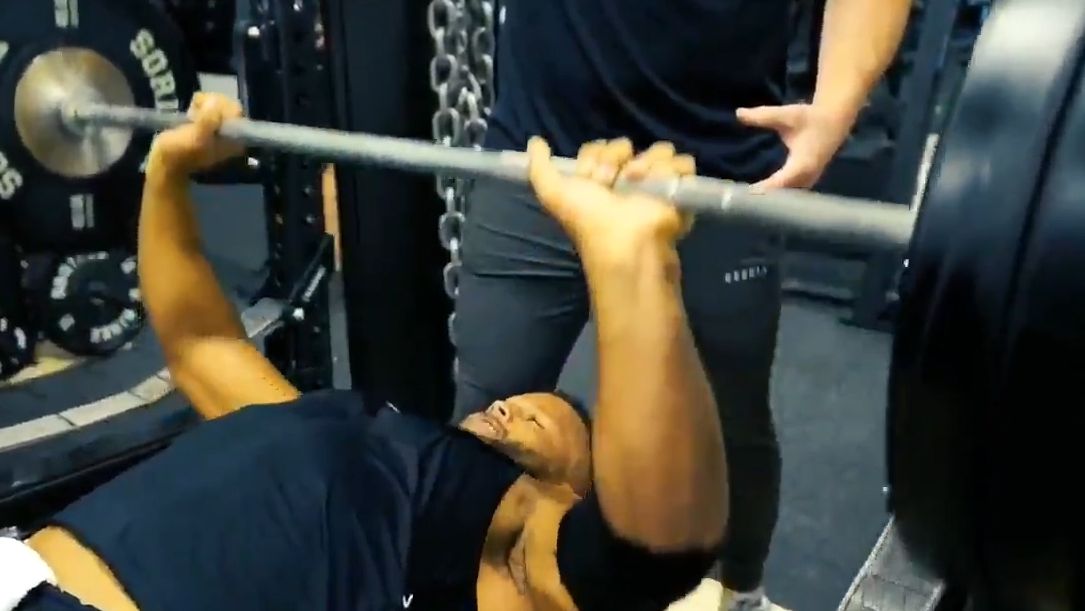 Aaron Donald barely breaks a sweat with bench press - ESPN
