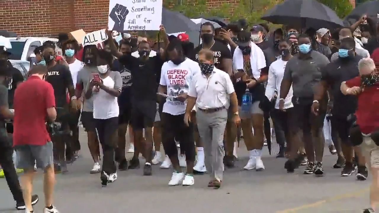 Alabama football team marches on campus to influence social change ...