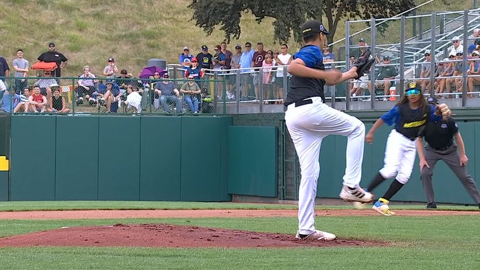 Australia pitcher shows off his reflexes with this nice snag - ESPN Video