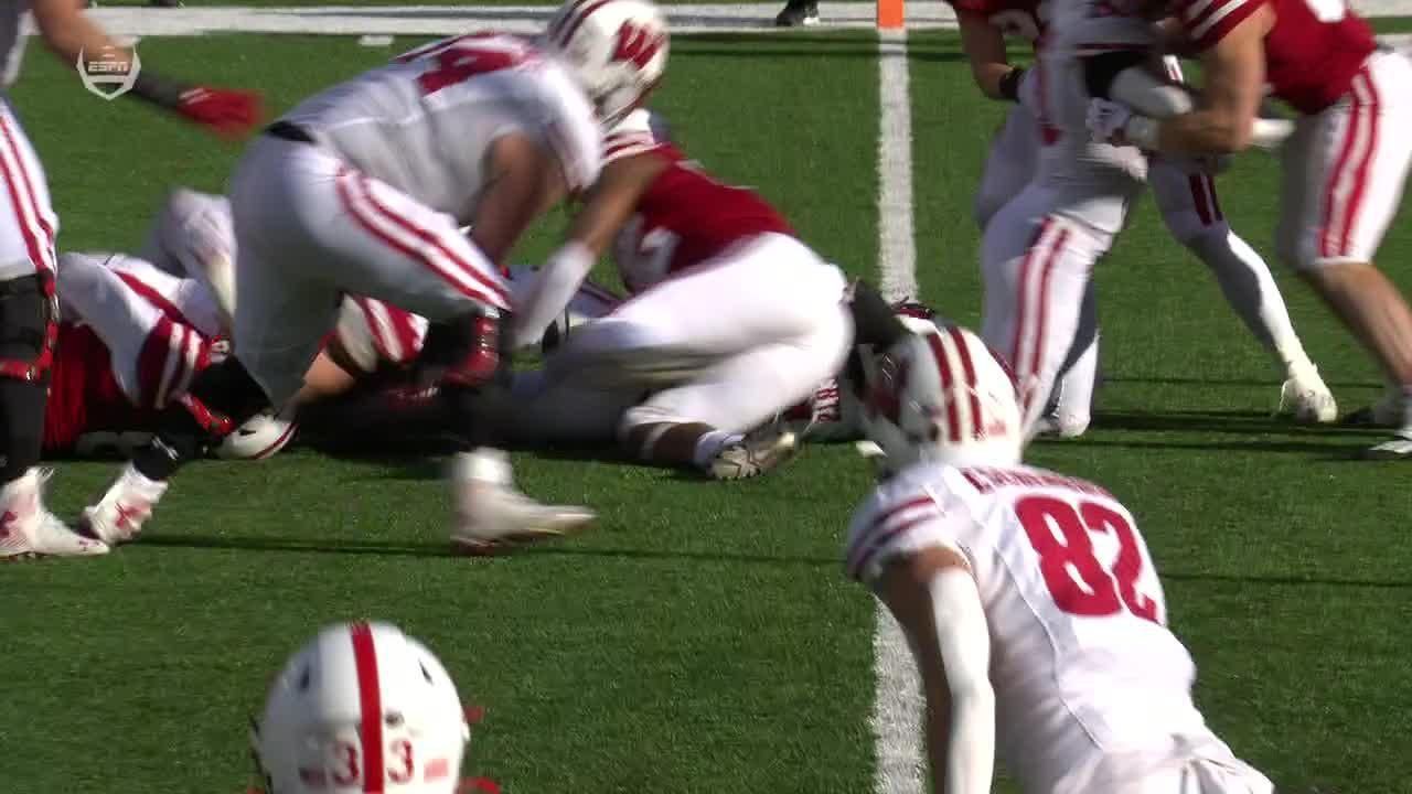 Graham Mertz plows into the end zone to give Wisconsin the lead ESPN