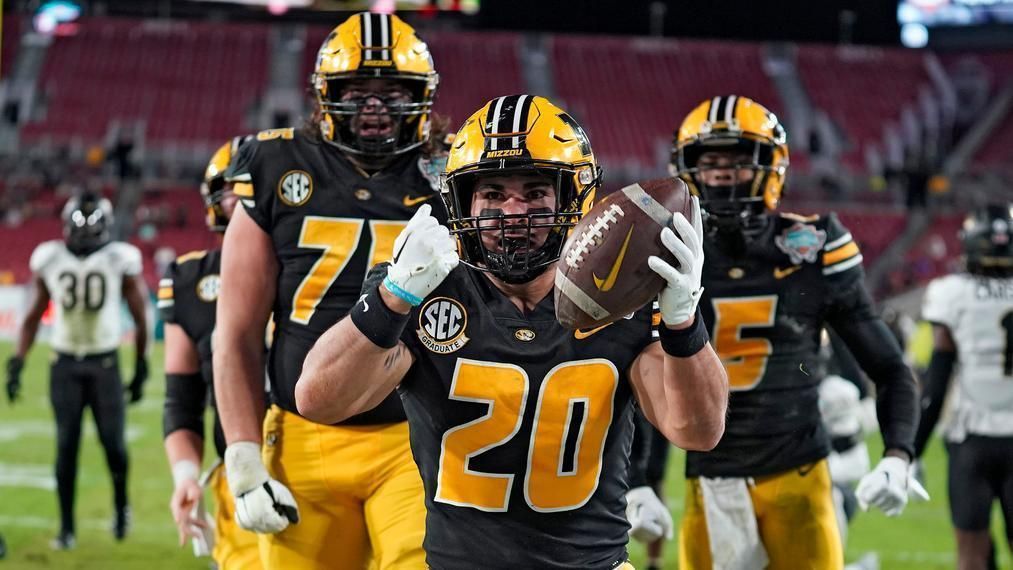 Cody Schrader muscles his way for a Missouri TD ESPN Video