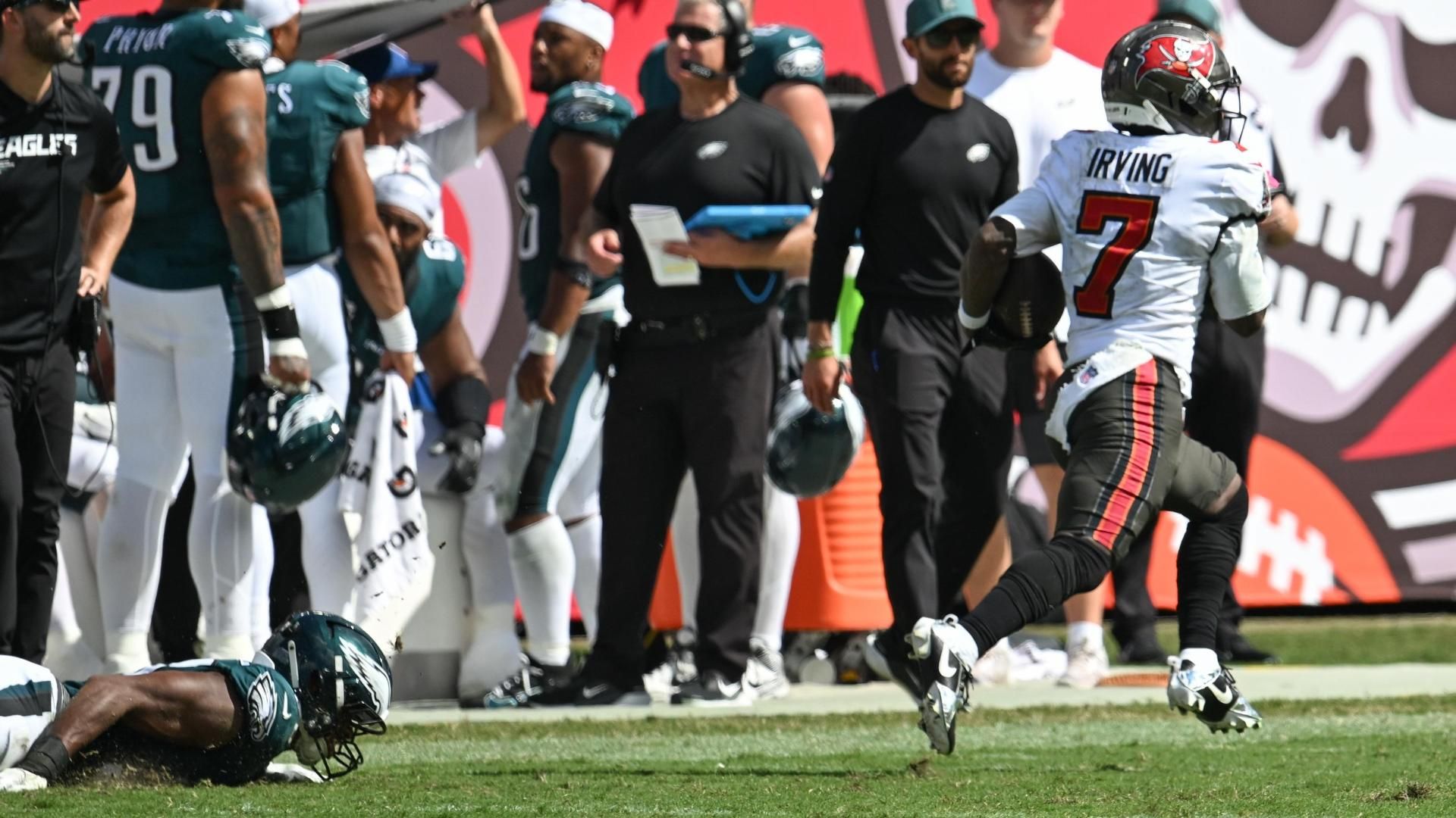 Bucky Irving anota un touchdown para los Buccaneers