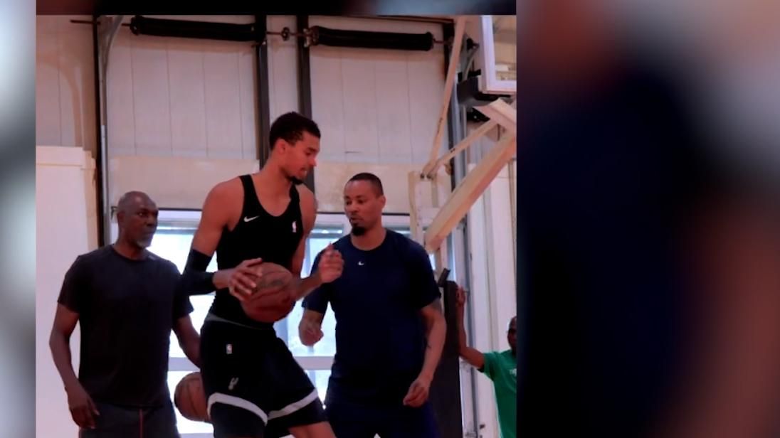 Wembanyama entrena con Olajuwon