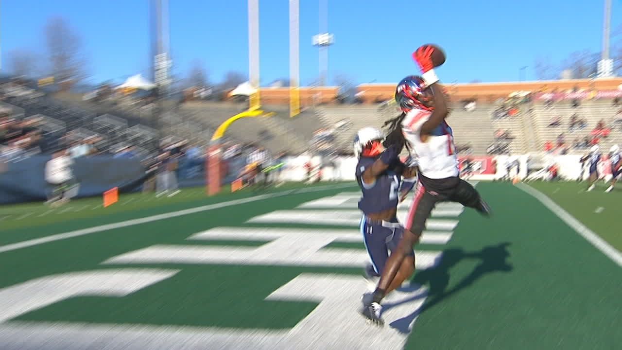 Western Kentucky s Dalvin Smith Makes Miraculous One handed TD Catch western-kentucky-s-dalvin-smith-makes-miraculous-one-handed-td-catch