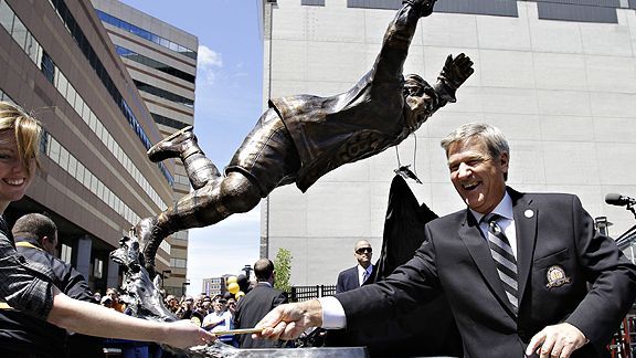 Boston Bruins legend Bobby Orr 'honored' as iconic statue unveiled - ESPN