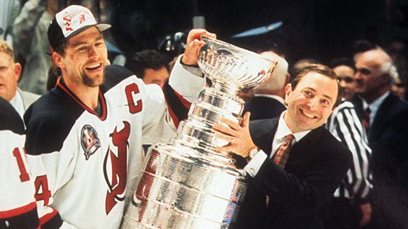 Mark Messier of the Edmonton Oilers hoists the Stanley Cup Trophy News  Photo - Getty Images