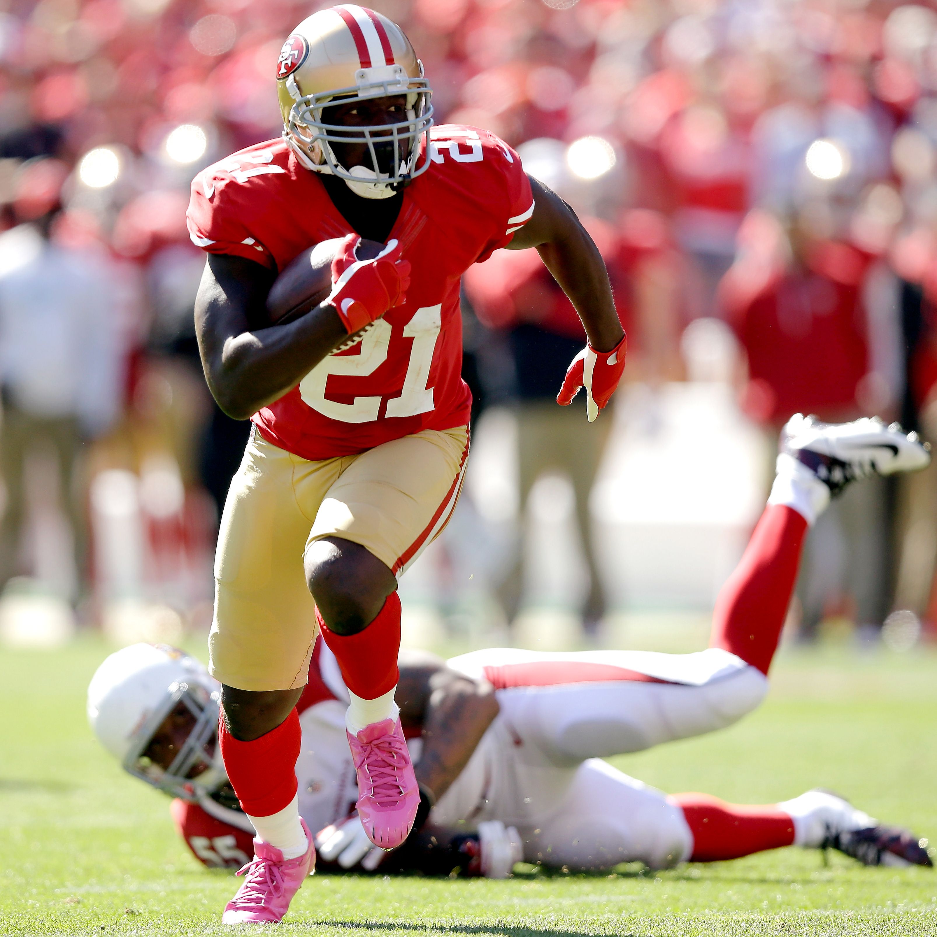 San Francisco 49ers Frank Gore (21) cuts in the backfield in the