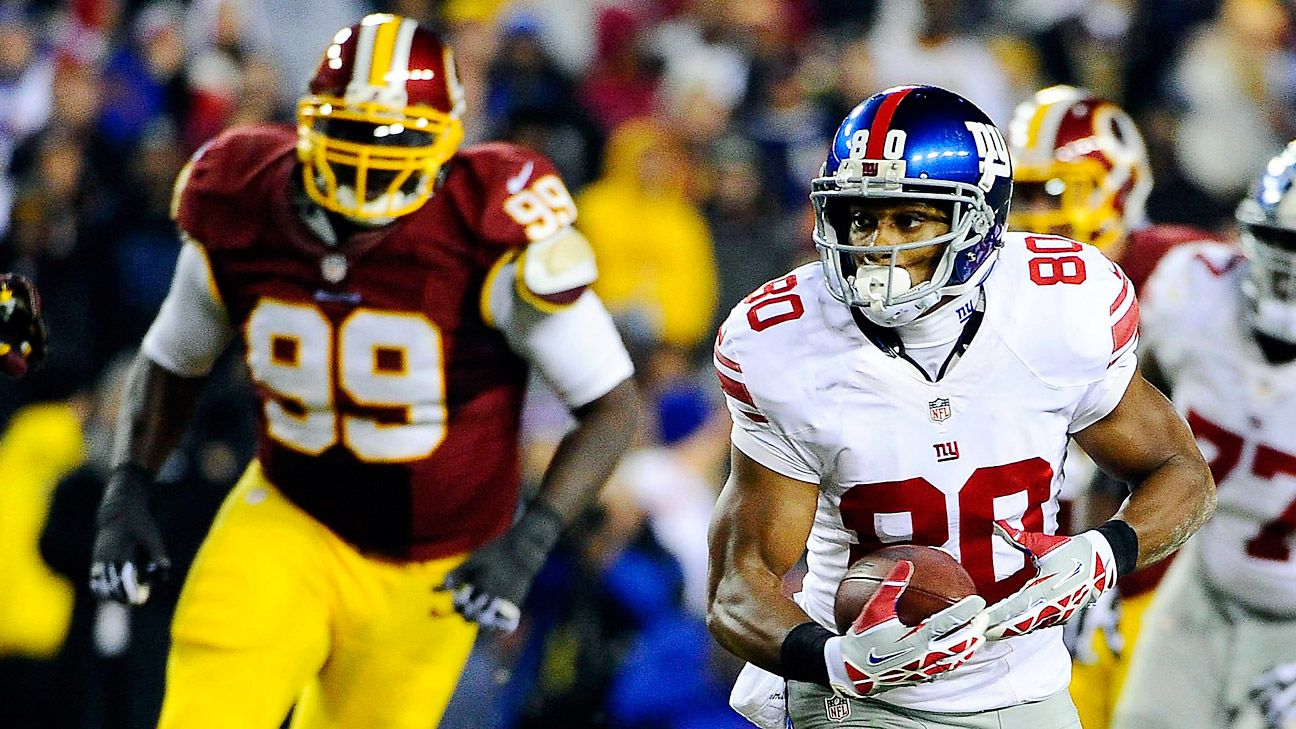 New York Giants guard Kevin Boothe leaves the field after beating