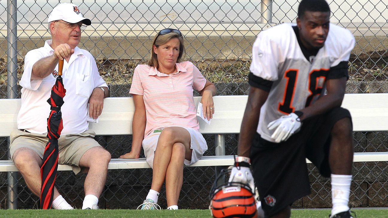 Bengals owner Mike Brown stays mum on the state of contract