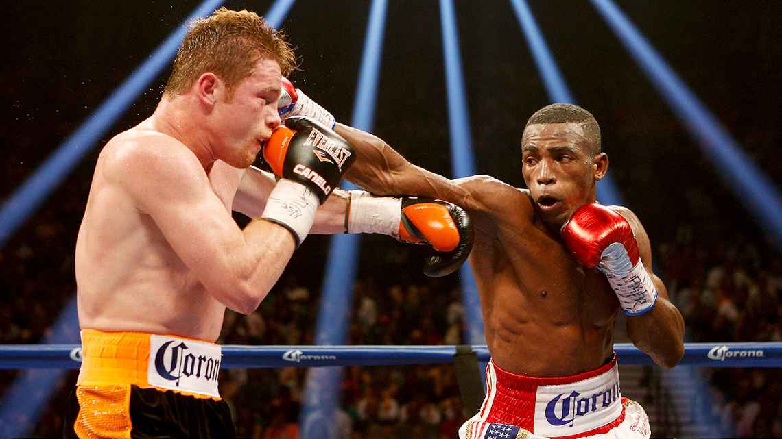 Erislandy Lara boxing against Canelo Alvarez