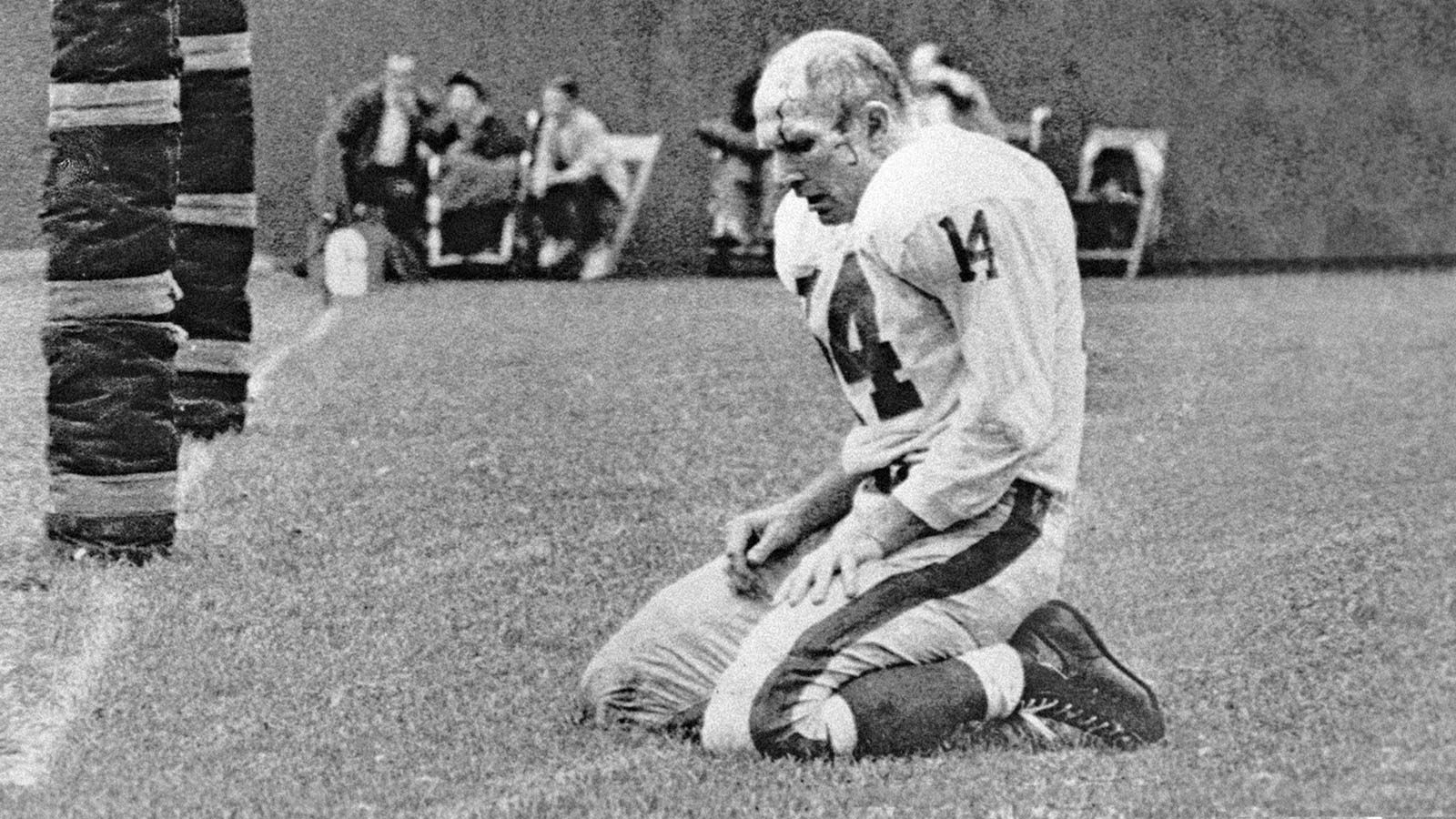 A 38 year old Ken Stabler warming up for the Saints in 1983. As the great  Super 70s Sports Twitter reminded me, he was 3 years younger than Tom Brady  is now. : r/Saints