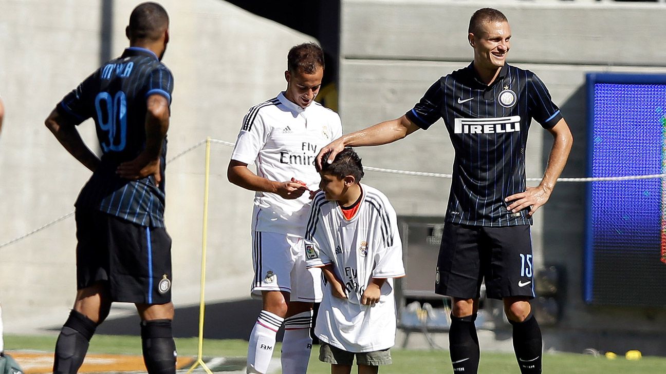 Nemanja Vidić Inter Milan. Неманья Видич стычка с Балотелли. Nemanja Vidić vs Inter Milan.